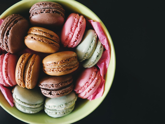 Macaronsi u bojama duge