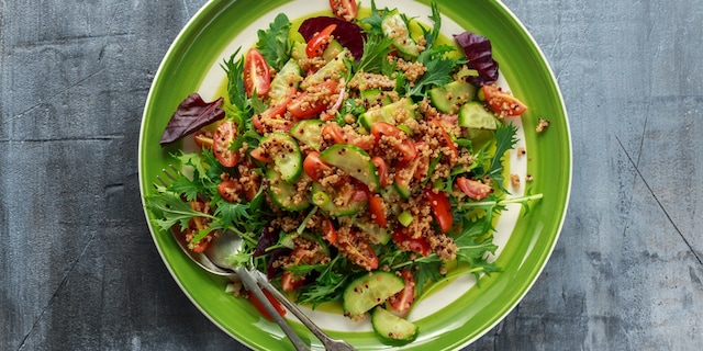 Kinoa salata sa paradajzom, krastavcem i lukom