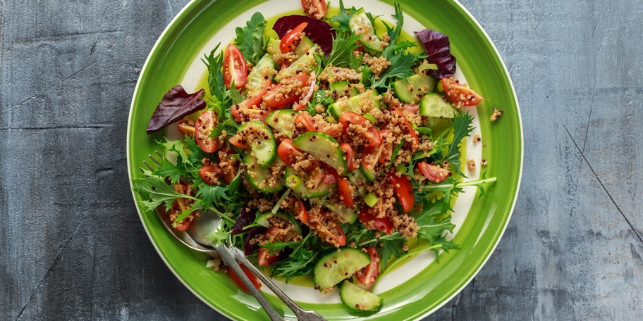 Kinoa salata sa paradajzom, krastavcem i lukom