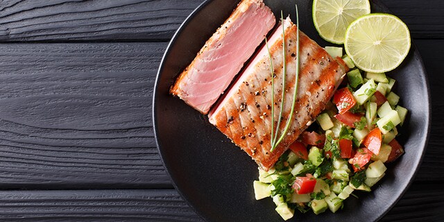 Grilovana tuna sa avokadom i krastavcem