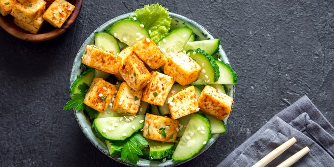 Salata sa tofuom i krastavcem