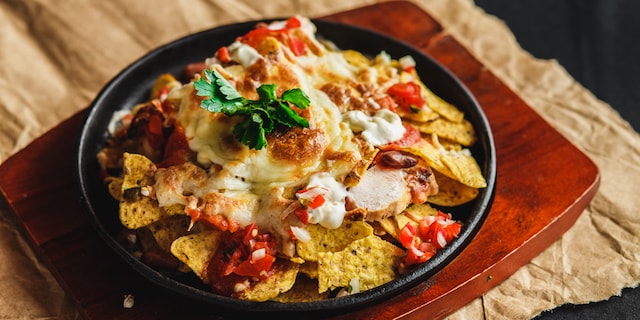 Tortilja čips sa piletinom, pasuljem i mocarelom