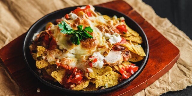 Tortilja čips sa piletinom, pasuljem i mocarelom