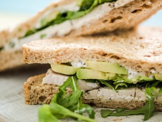 Sendvič sa piletinom i avokadom