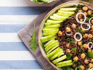 Kinoa sa krastavcima i leblebijama