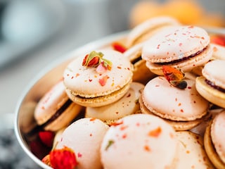 Macarons sa džemom od višanja