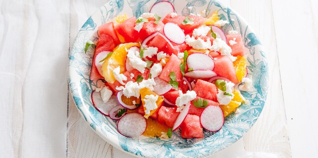 Salata sa lubenicom, pomorandžom, rotkvicom i crvenim lukom