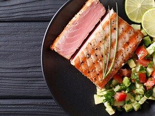 Grilovana tuna sa avokadom i krastavcem