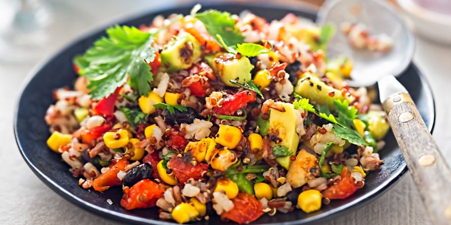 Salata sa kinoom, avokadom i čili papričicama