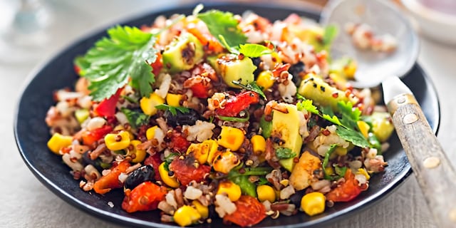 Salata sa kinoom, avokadom i čili papričicama