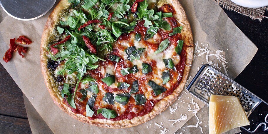 Pica sa rukolom, pestom i suvim paradajzom