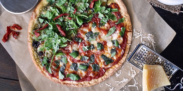 Pica sa rukolom, pestom i suvim paradajzom