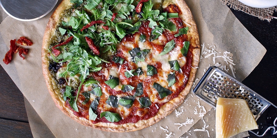 Pica sa rukolom, pestom i suvim paradajzom