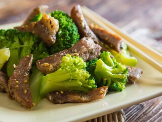 Grilovano meso sa brokolijem i susamom