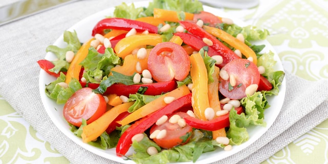 Osvežavajuća šarena salata sa indijskim orahom