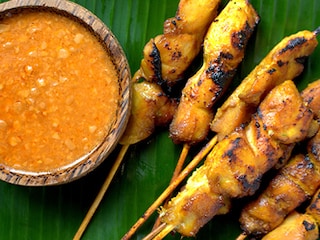 Pileći ražnjići sa sosom od kikirikija