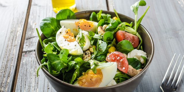 Osvežavajuća salata sa spanaćem i kuvanim jajima