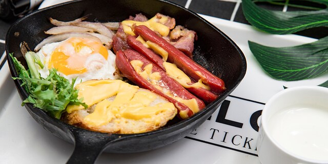 Viršle sa jajima i tostiranim hlebom