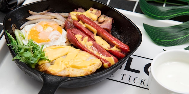 Viršle sa jajima i tostiranim hlebom