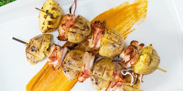 Ražnjići sa krompirom i slaninom