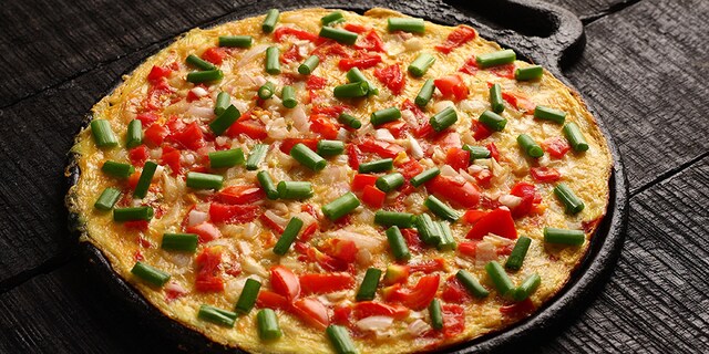 Omlet sa čili papričicama i mladim lukom