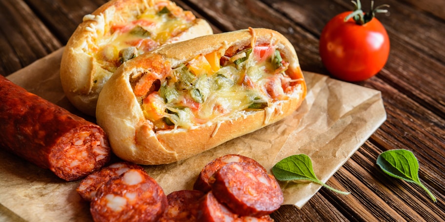 Hleb punjen kobasicama, jajima i sirom