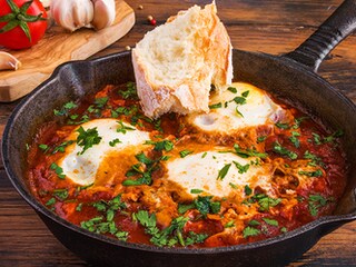 Paradajz sos sa pasuljem i jajima