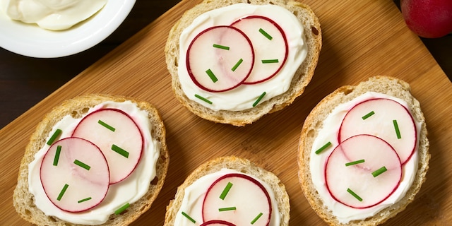 Kanape sa krem sirom, rotkvicama i prazilukom