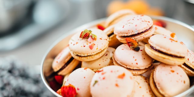 Macarons sa džemom od višanja