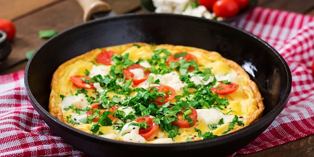 Omlet sa čeri paradajzom i feta sirom