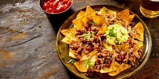 Tortilja čips sa sirom, mesom i ljutim sosom