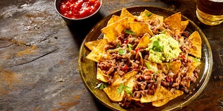 Tortilja čips sa sirom, mesom i ljutim sosom