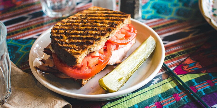 Sendvič sa šunkom, paradajzom i kiselim krastavcima