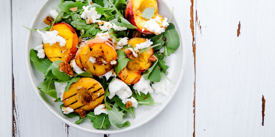 Salata sa breskvama i mocarelom