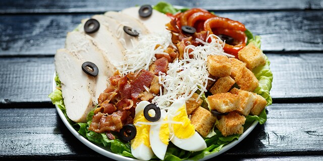 Piletina sa slaninom, jajima, sirom, krutonima i zelenom salatom