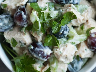 Salata od piletine, grožđa i celera