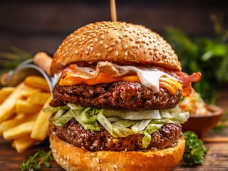 Burger sa govedinom, slaninom, sirom i kupusom