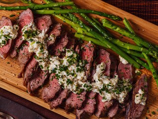 Šnicle sa sosom od gorgonzole i asparagusa