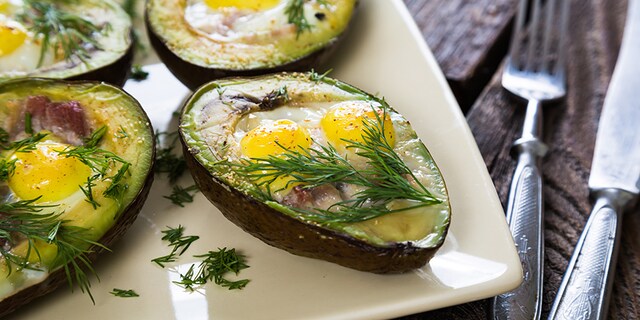 Pečeni avokado sa jajima i slaninom