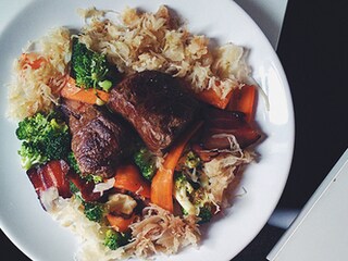 Biftek sa kiselim kupusom i povrćem