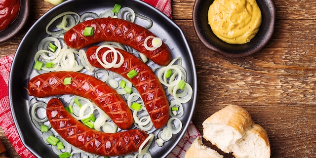 Pržene kobasice sa mladim lukom