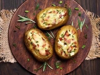 Pečeni krompir sa slaninicom i sirom