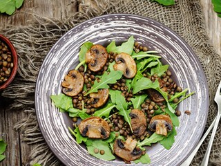 Salata od sočiva sa pečurkama i rukolom