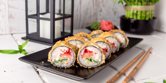 Suši sa lososom, jeguljom, kavijarom i sirom