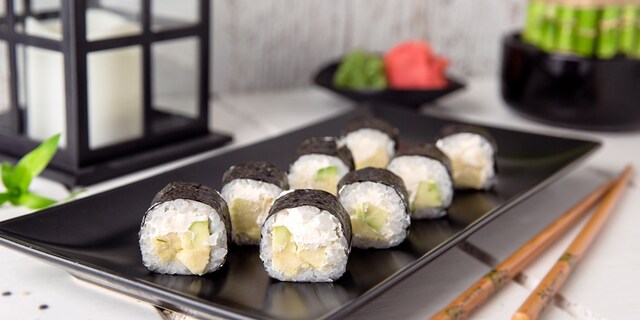 Suši sa avokadom i krem sirom