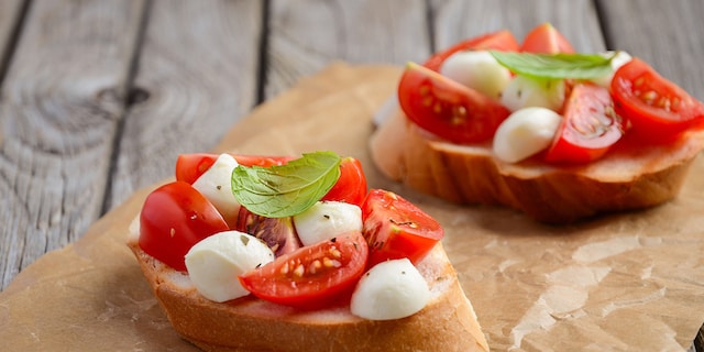 Brusketi sa čeri paradajzom i mocarelom