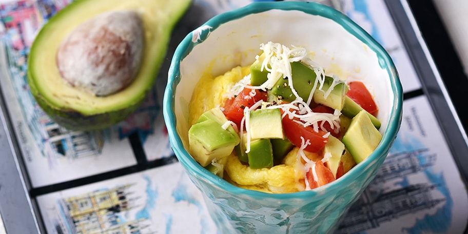 Omlet sa avokadom i paradajzom