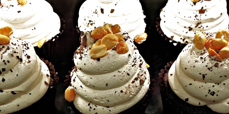 Čokoladni kapkejk s kremom i kikirikijem