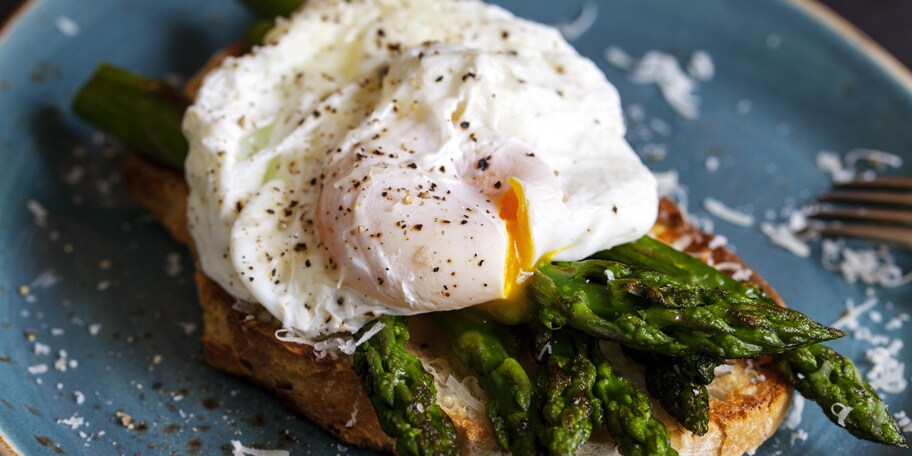 Poširano jaja sa šparglama