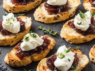 Kanape sa džemom od luka, krem sirom i majčinom dušicom